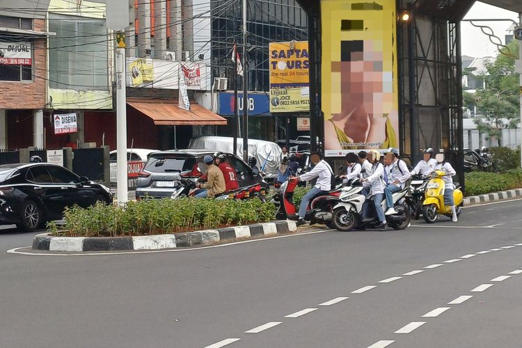 Potret Belasan pelajar sekolah menengah atas (SMA) yang kedapatan tak pakai helm dan menerobos trotoar di perempatan Jalan Panglima Polim, Kramat Pela, Kebayoran Baru, Jakarta Selatan, Senin (27/11/2023).