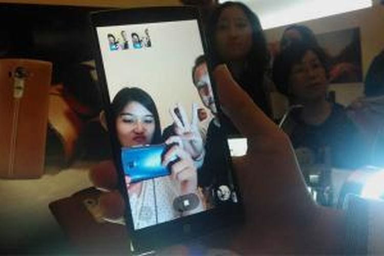 Menjajal kamera depan smartphone Android LG G4 setelah acara peluncuran di Singapura, Rabu (29/4/2015).