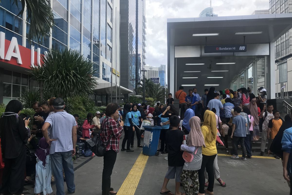 Masyarakat memadati pintu masuk Stasiun MRT Kawasan Hotel Indonesia (HI), Minggu (24/3/2019). Kepadatan tersebut disebabkan masyarakat tidak mengetahui perubahan mekanisme registrasi uji publik MRT yang harus dilakukan via online. 