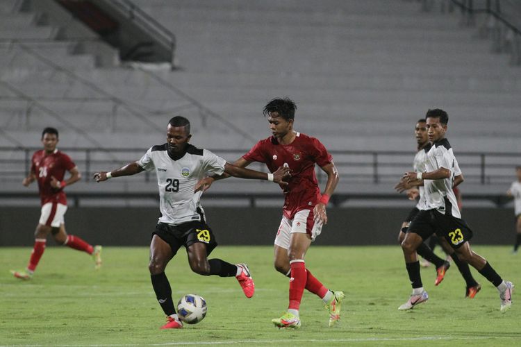 Aksi bek timnas Indonesia, Edo Febriansah, dalam laga persahabatan melawan Timor Leste di Stadion Kapten I Wayan Dipta, Gianyar, Bali,  Kamis (27/1/2022).