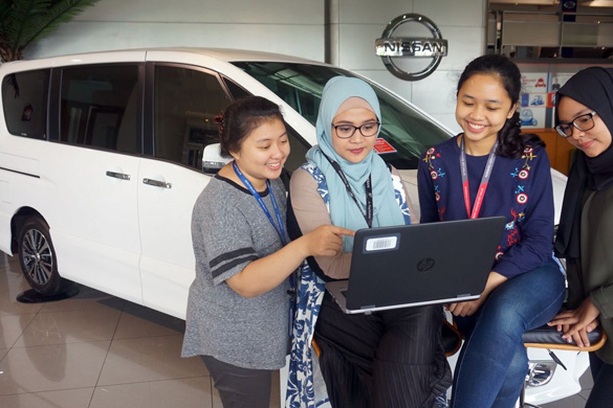 Karyawan perempuan Nissan Motor Indonesia.
