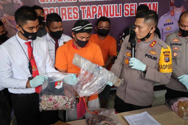 AKBP Roman Smaradhana Elhaj didampingi Kasat Reskrim AKP Paulus dan personel menggelar konferensi pers terkait kasus penganiayaan berujung kematian yang dilakukan tersangka terhadap tetangganya di Dusun Janji Matogu, Pardomuan, Angkola Selatan, Tapanuli Selatan, Senin (27/7/2020).