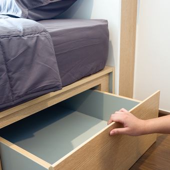 Ilustrasi kolong tempat tidur sebagai ruang penyimpanan.