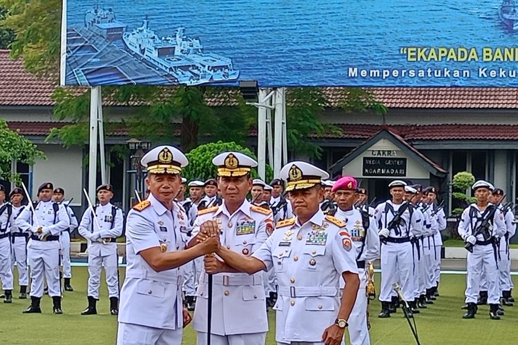 Panglima Komando Armada (Pangkoarmada) III resmi diberikan kepada Laksamana Muda TNI Rachmad Jayadi (kiri), setelah sebelumnya diisi oleh Laksamana Muda Agus Hariadi (kanan), Jumat (19/5/2023).