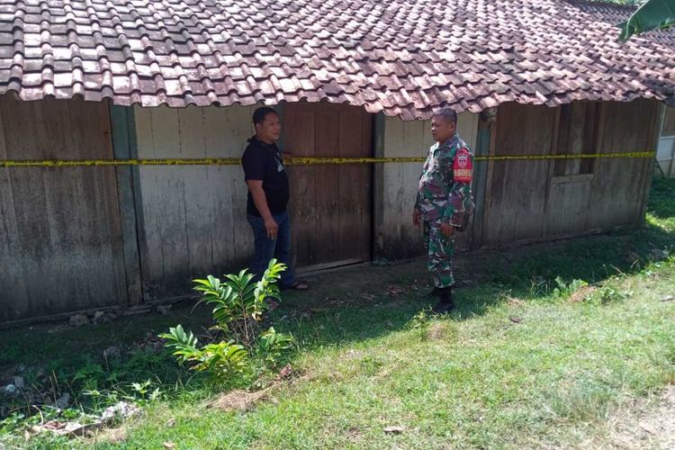 Ali Santoso (34) petani Desa Tlogotirto, Kecamatan Gabus, Kabupaten Grobogan, Jawa Tengah tega menghabisi nyawa istrinya Sumiati (34) saat sedang bertengkar hebat di rumah, Sabtu (21/5/2023). 