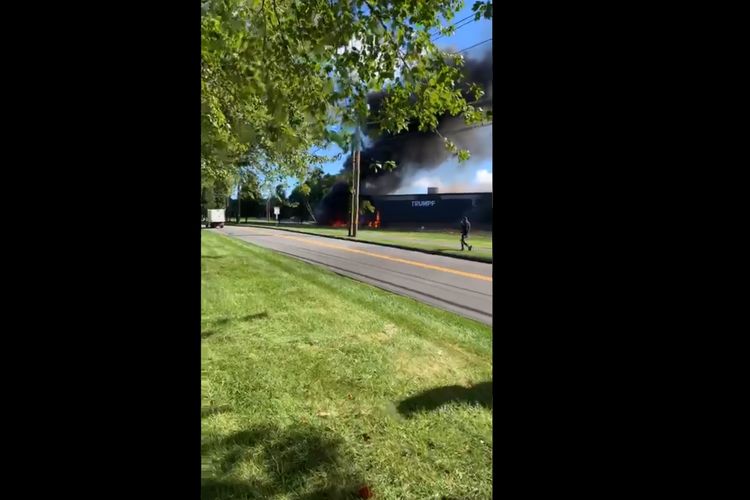 Tangkapan layar dari sebuah video yang merekam kebakaran di gedung di Farmington, Connecticut, Amerika Serikat (AS), akibat ditabrak pesawat.