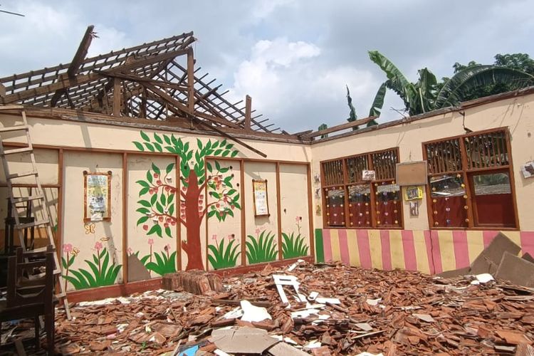 Kondisi salah satu ruang kelas di SD Negeri Setiamekar 03, Tambun Selatan, Kabupaten Bekasi, Senin (11/12/2023). Ada dua ruang kelas yang atapnya ambruk akibat diterpa angin saat hujan deras mengguyur wilayah tersebut, Jumat (8/12/2023).