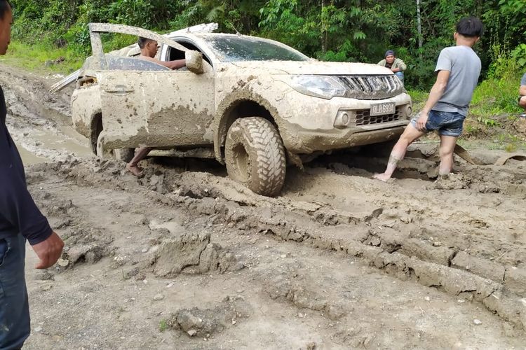 Jalanan Krayan Tengah menuju ibu kota Long Bawan  saat musim penghujan, mobil double gardan sekalipun kadang tertanam dan menunggu mobilnlain untuk.mendorong atau menarik keluar kubangan, dari Krayan Tengah menuju Long Bawan butuh biaya Rp.6 juta sekali jalan (daniel)