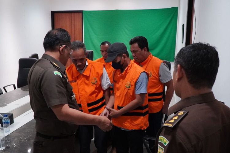 Empat orang tersangka korupsi pembangunan Masjid Raya Senapelan Pekanbaru, saat digiring penyidik Kejati Riau menuju Rutan Pekanbaru, Riau, Rabu (8/3/2023).