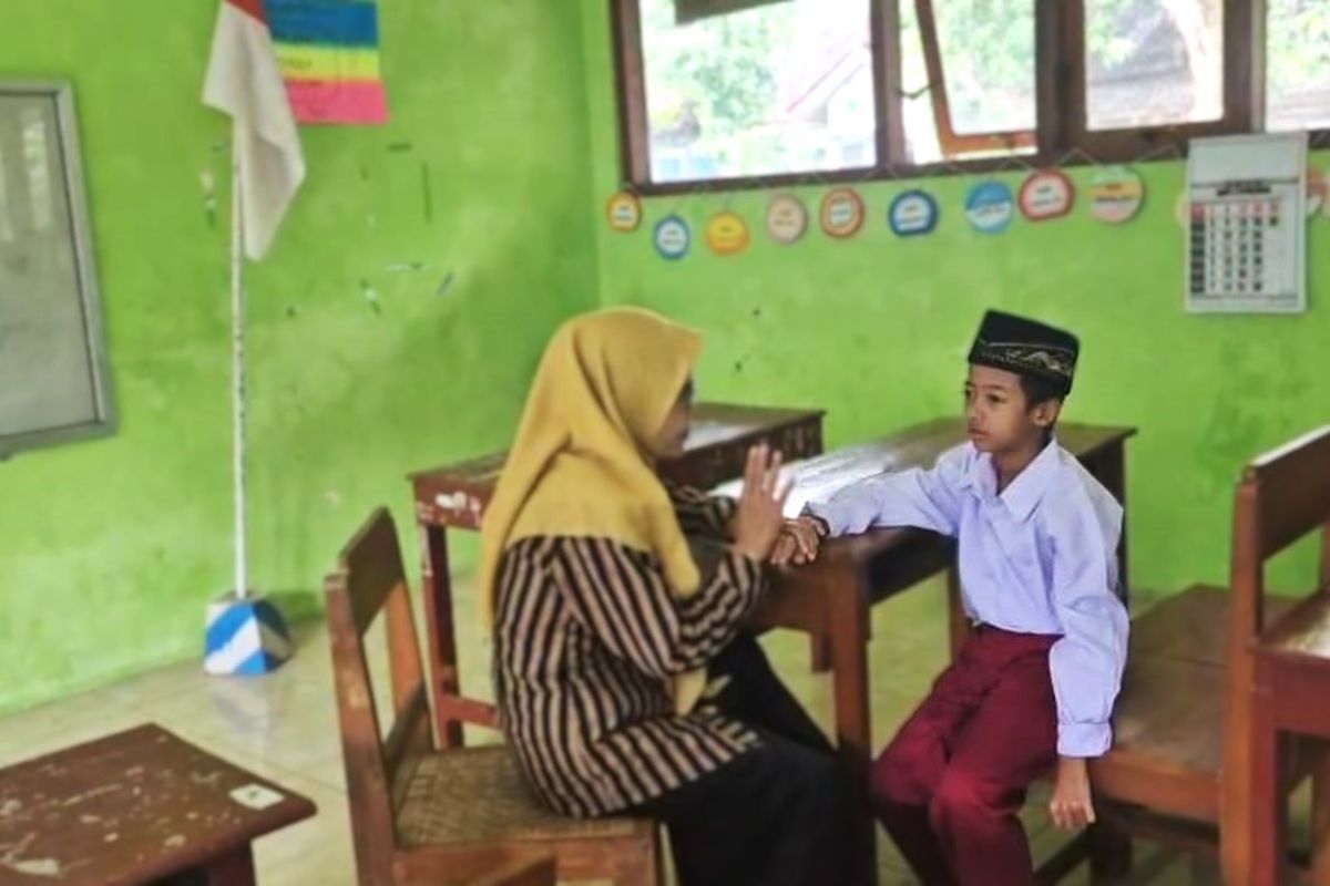 SDN Jalen di Desa Jalen, Kecamatan Balong, Kabupaten Ponorogo, Jawa Timur hanya mendapatkan 1 siswa baru pada tahun ajaran 2025/2026. Meski mendapapat 1 siswa atas nama Al Arsy Alfarizi namun kegiatan masa pengenalan lingkungan sekolah (MPLS) tetap berjalan seperti biasanya.