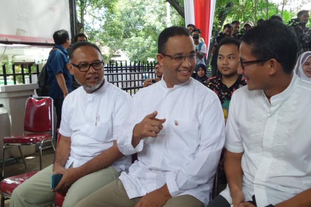 Calon gubernur dan wakil gubernur DKI Jakarta, Anies Baswedan dan Sandiaga Uno, bersama mantan Wakil Ketua KPK Bambang Widjojanto, hadir dalam acara peringatan Hari Anti Korupsi di Jalan Cicurug, Jakarta Pusat, Jumat (9/12/2016).