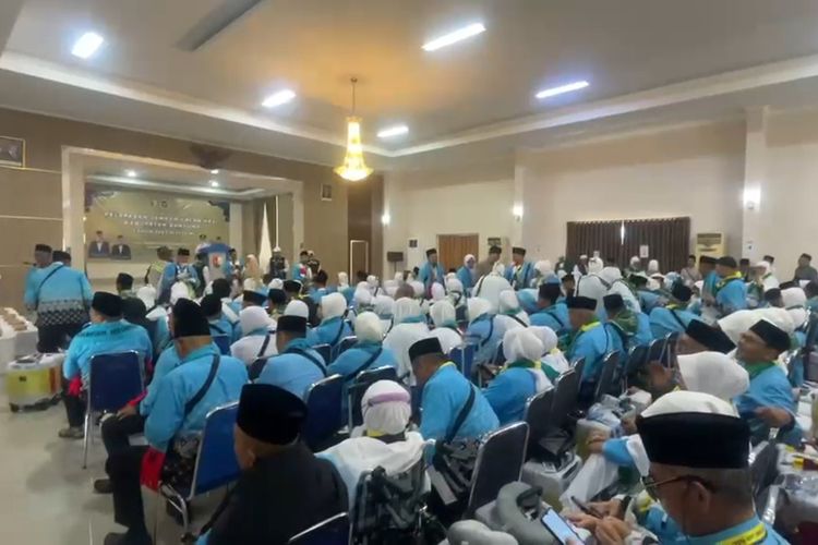 Resmi Dilepas, 582 Jemaah Haji Asal Kabupaten Bandung Mulai Bertolak ke Tanah Suci