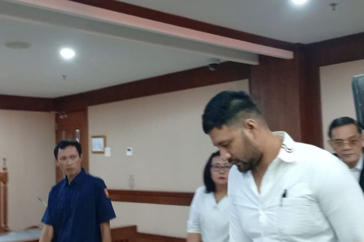 Tangis Ammar Zoni di Ruang Sidang: Kehilangan Ayah hingga Hidup di “Sel Tikus”
