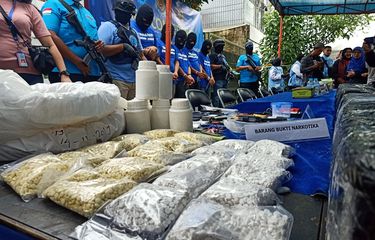 Badan Narkotika Nasional (BNN) memastikan jumlah pil PCC ilegal yang mengandung bahan berbahaya carisoprodol yang&nbsp; diamankan dari pabrik rumahan di Komplek Pemda RT 03 RW 04 Kelurahan Cisaranten Endah, Kecamatan Arcamanik, Kota Bandung mencapai 3.000.050 butir.