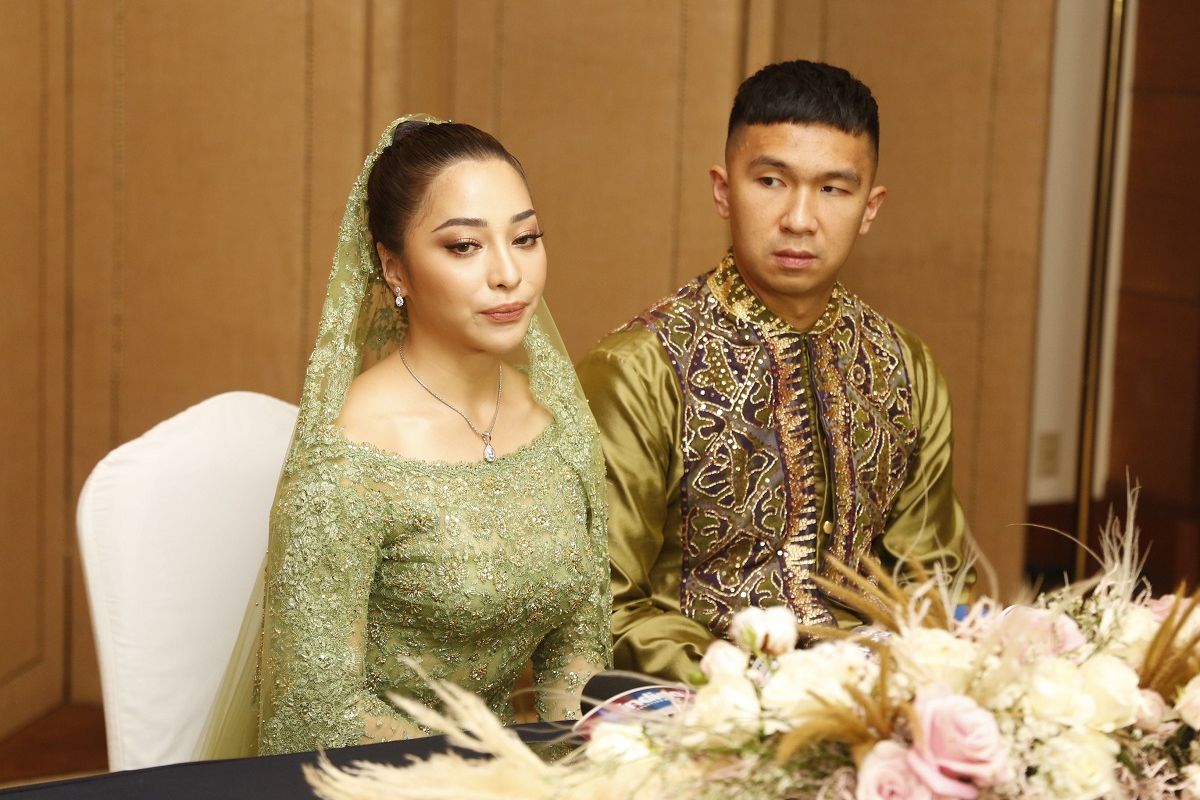 Nikita Willy dan Indra Priawan sesaat setelah melangsungkan acara lamaran resmi mereka di Hotel The Dharmawangsa, Jakarta Selatan.