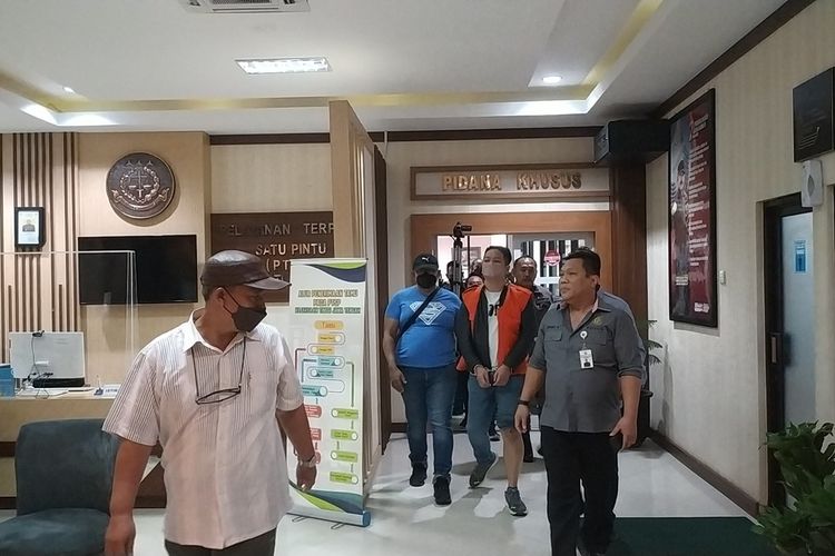 Tersangka kasus korupsi Agus Hartono dibawa ke Lapas Kedungpane Semarang. Kamis (22/12/2022) malam.
