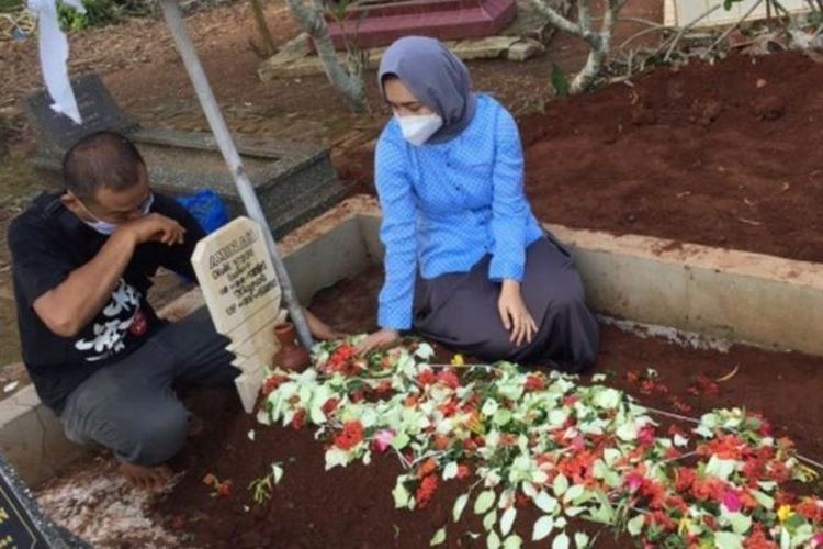 Tresia Wulandari di makam ibunya, Aminah, yang wafat karena Covid-19 sebelum mendapat perawatan di rumah sakit.