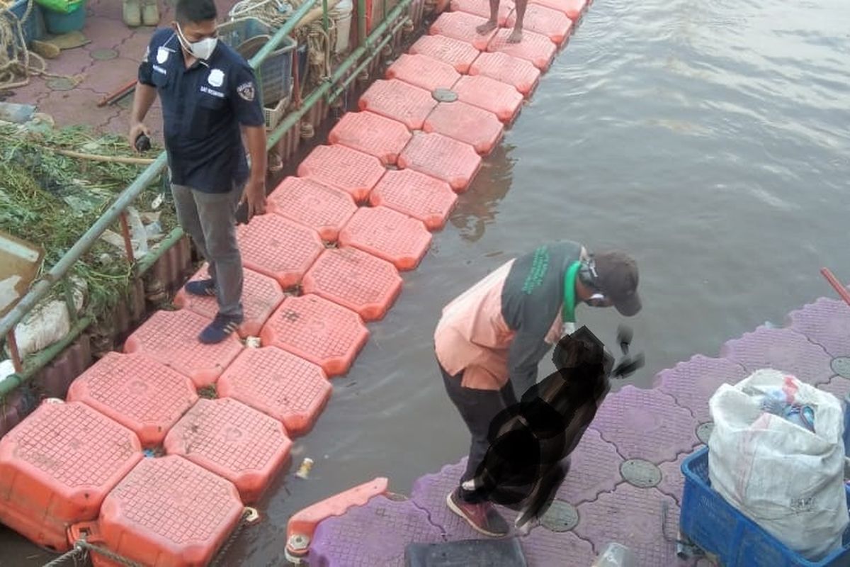 Jenazah bocah yang diperkirakan berusia empat tahun ditemukan di aliran Kanal Banjir Barat, Tambora, Jakarta Barat, pada Selasa (22/6/2021).
 