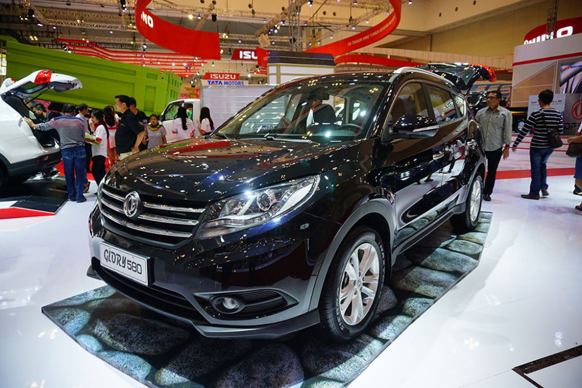 MPV Glory 580 dipajang di area pameran DFSK di GIIAS 2017