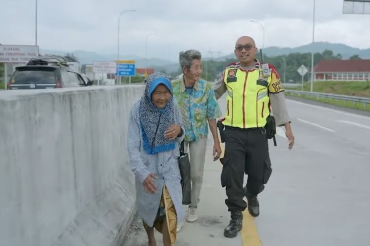 Polisi hampiri kakek nenek yang nyasar ke jalan Tol Cisumdawu, Sumedang, Rabu (26/4/2023). Dok. Polres Sumedang/KOMPAS.com