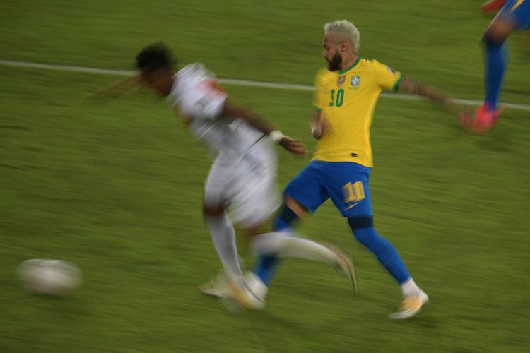 Penyerang Brasil Neymar (kanan) dan pemain Peru Renato Tapia berebut bola dalam pertandingan grup Copa America 2021 di Stadion Nilton Santos di Rio de Janeiro, Brasil, pada 17 Juni 2021.
