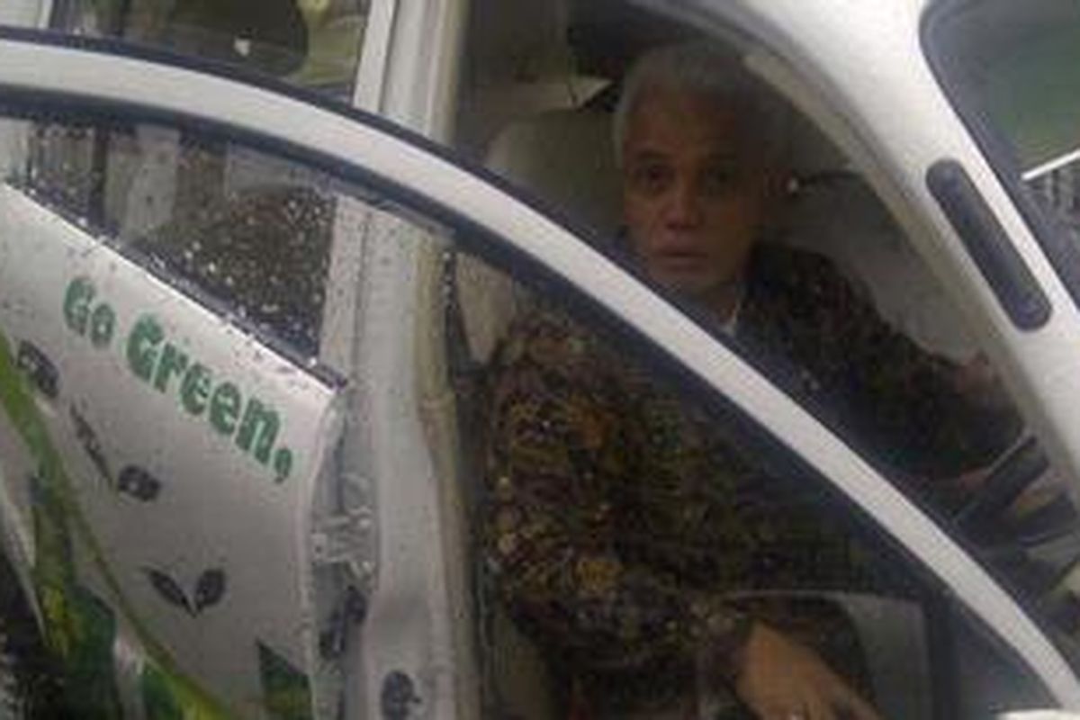 Menteri Perekonomian Hatta Rajasa mencoba mobil listrik Evina di kantornya, Jakarta, Rabu (9/1/2013).