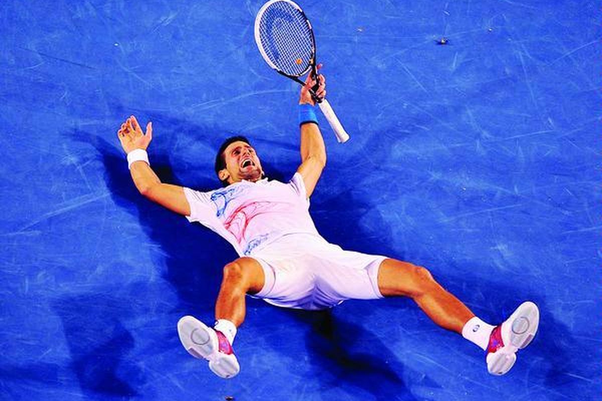 Novak Djokovic menjatuhkan diri seusai memenangi laga berat melawan petenis Inggris, Andy Murray, pada semifinal Australia Terbuka di Melbourne, Australia, Jumat (27/1).