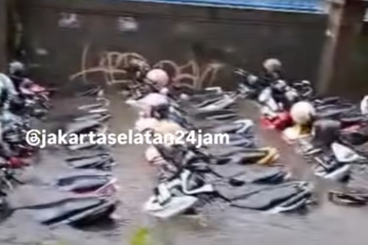 Motor terendam banjir di samping Mal Gandaria City, Rabu (6/11/2024).