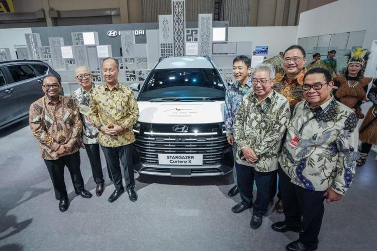 Dari kiri ke kanan: Direktur Jenderal Industri Logam, Mesin, Alat Transportasi, dan Elektronika (ILMATE) Kementerian Perindustrian Setia Diarta, Ketua Umum GAIKINDO Yohannes Nangoi, Menteri Perindustrian Agus Gumiwang Kartasasmita, President Director Hyundai Motors Indonesia Ju Hun Lee, Ketua I GAIKINDO Jongkie D. Sugiarto, Chief Operating Officer Hyundai Motors Indonesia Fransiscus Soerjopranoto, dan Ketua III GAIKINDO Rizwan Alamsjah.