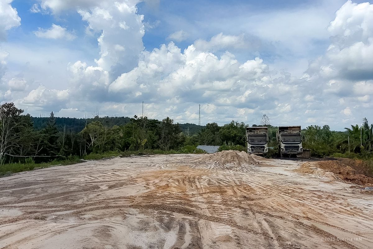 Area hutan lindung Bukit Tengkorak di Desa Sukomulyo, Kabupaten Penajam Paser Utara, Kalimantan Timur, tampak rusak akibat aktivitas tambang ilegal yang mengambil batu bara dan pasir, Senin, 29 September 2025.