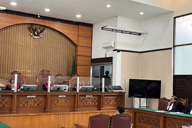 Dito Mahendra duduk di kursi terdakwa dalam ruang sidang utama Pengadilan Negeri (PN) Jakarta Selatan, Senin (15/1/2024). Jaksa Penuntut Umum (JPU) pada Kejaksaan Negeri (Kejari) Jakarta Selatan mendakwa Dito Mahendra telah memiliki sembilan senjata api ilegal.