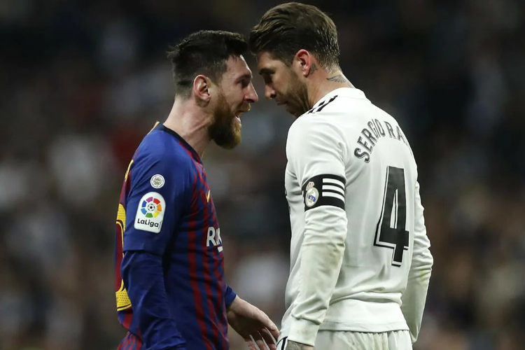 Lionel Messi terlibat pertikaian dengan Sergio Ramos dalam El Clasico (3/3/2019).