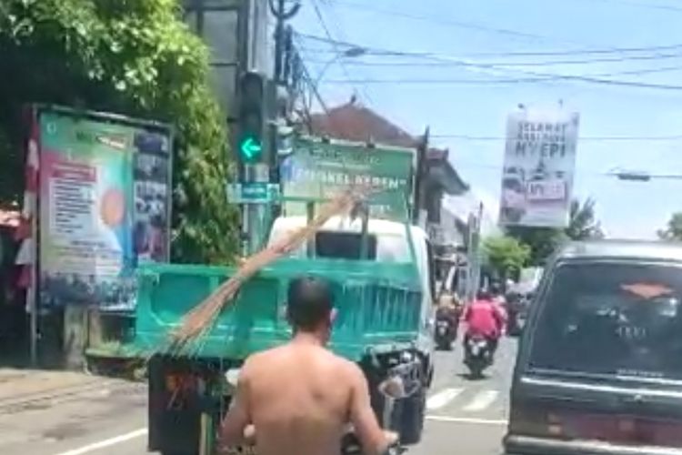 Tangkapan layar video seorang pria tak dikenal mengendarai sepeda motor tanpa busana di Buleleng, Provinsi Bali.