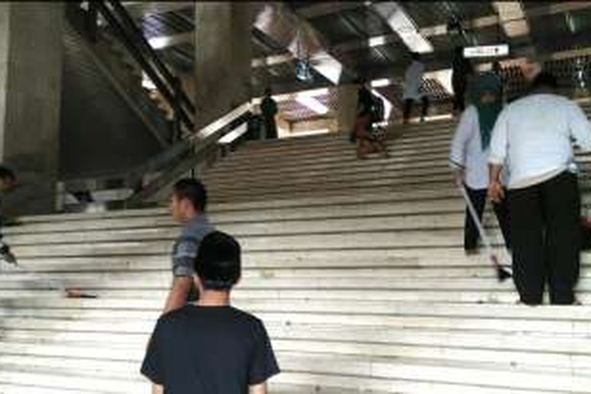 Massa peserta doa bersama membersihkan Masjid Istiqlal, Jakarta Pusat, Jumat (2/12/2016).