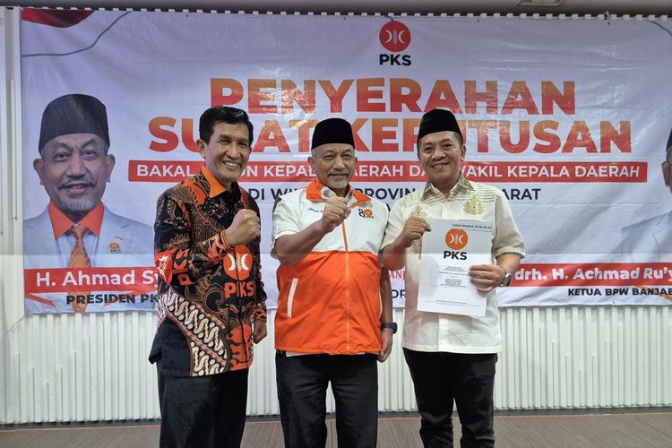 Ketua DPD PKS Karawang Budiwanto (kiri), Presiden PKS Ahmad Syaikhu (tengah), dan Aep Syaepuloh (kanan) saat penyerahan SK dukungan bacabup pada Pilkada Karawang 2024, Kamis (4/7/2024) malam.