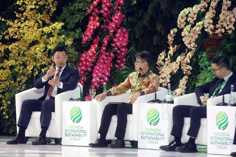 Managing Director RGE Group Anderson Tanoto berbicara dalam panel Green Industry: Transitioning the Power Sector to Zero Emissions dalam Indonesia International Sustainability Forum (ISF), Kamis (5 /9/2024).
