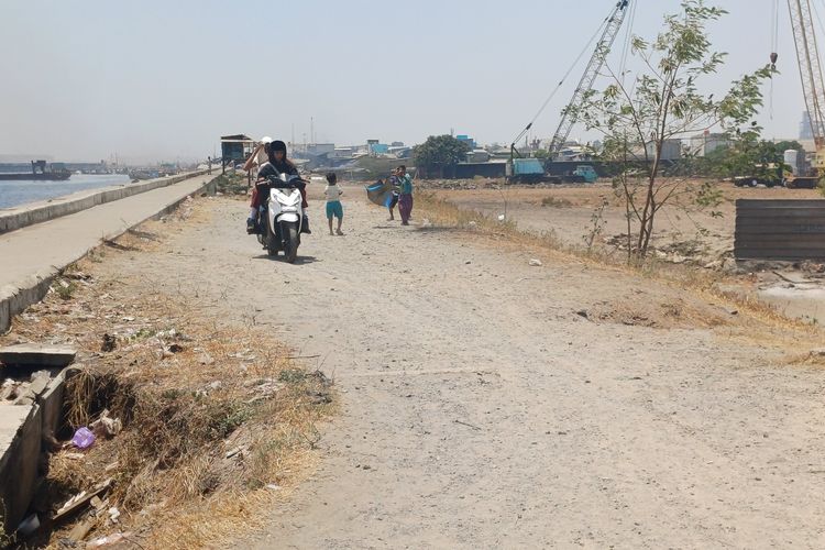 Paving Block Hilang, Jalan di Atas Tanggul WIKA Kalibaru Jakut Kini Berlubang
