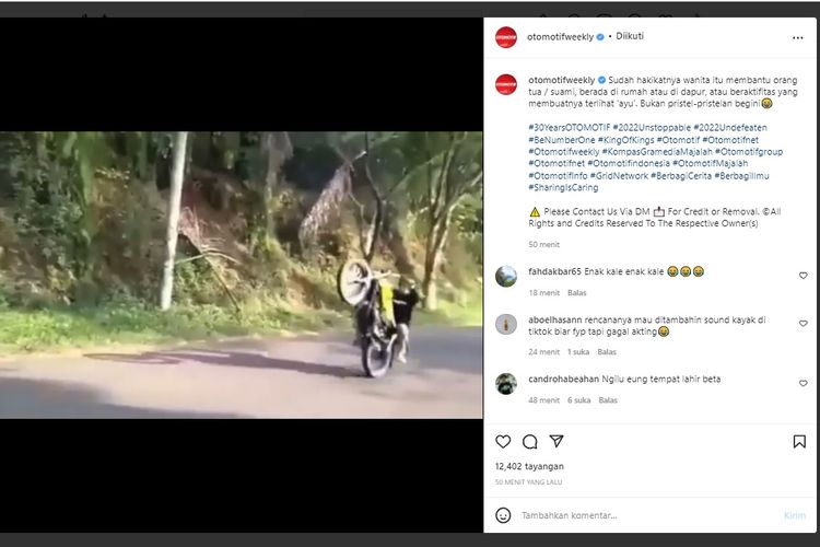 Video viral di media sosial memperlihatkan seorang perempuan berhijab jatuh usai melakukan freestlye menggunakan sepeda motor Yamaha RX-King.