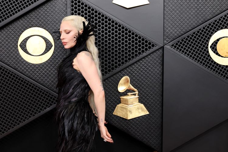Lady Gaga mencuri sorotan Grammy 2026 lewat gaun bulu hitam dramatis yang menyatu dengan era Mayhem.