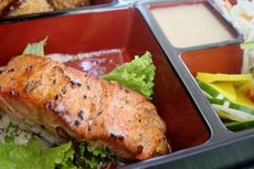 Menikmati Salmon dalam Bento 