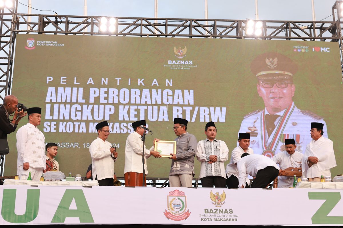 Wali Kota Makassar Mohammad Ramdhan Pomanto dinobatkan sebagai Duta Zakat Indonesia oleh Badan Amil Zakat Nasional (Baznas) RI yang diwakili oleh Pimpinan Baznas RI, Korwil Indonesia Timur KH. Achmad Sudrajat, Lc di Anjungan City Of Makassar usai Gerakan Makassar Salat Subuh Berjemaah, Sabtu (18/05/2024).