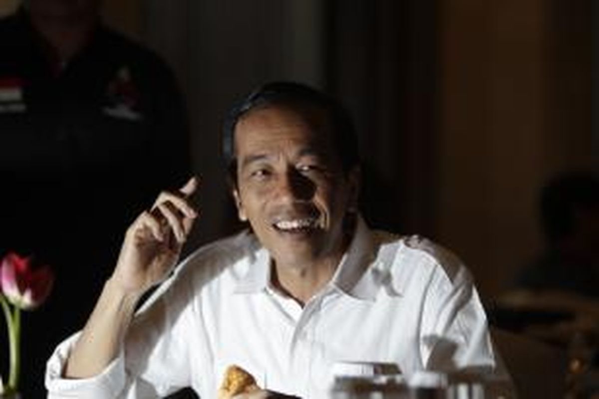 Calon presiden yang juga Gubernur DKI Jakarta Joko Widodo atau Jokowi, menikmati sarapan sebelum berkampanye di Bandar Lampung, Sabtu (22/3/2014). Jokowi dijadwalkan akan menjadi juru kampanye Partai Demokrasi Indonesia Perjuangan (PDIP) di beberapa kota di Provinsi Lampung bersama sejumlah tokoh PDIP lainnya, di antaranya Gubernur Jawa Tengah Ganjar Pranowo. KOMPAS IMAGES/RODERICK ADRIAN MOZES