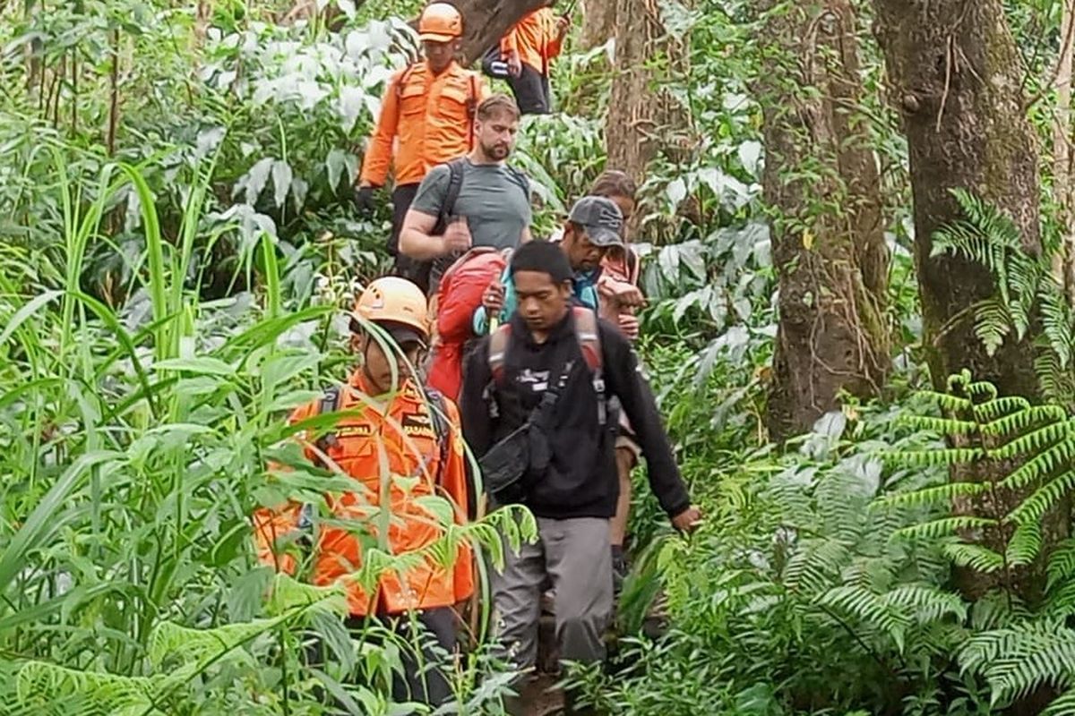 Tim SAR saat mengevakuasi WN Slovakia yang terjatuh saat mendaki Gunung Agung di Kabupaten Karangasem, Provinsi Bali, Sabtu (14/6/2025).