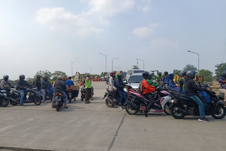 Pengendara Minta Perbaikan Jalan Raya Pekayon Bekasi Tak Molor: Bisa Makin Lama Kena Macet