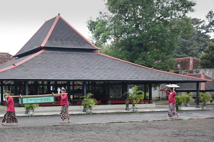 Abdi dalem melewati Bangsal Trajumas yang berada di kompleks Srimanganti, Keraton Yogyakarta.