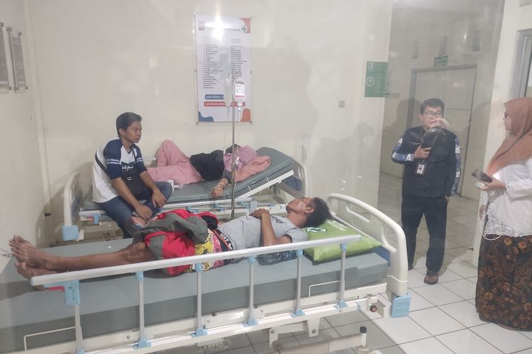 Sejumlah warga Kelurahan Cipaku, Kecamatan Bogor Selatan, tengah dirawat di Puskesmas Cipaku karena diduga keracunan makanan, Senin (3/6/2024).