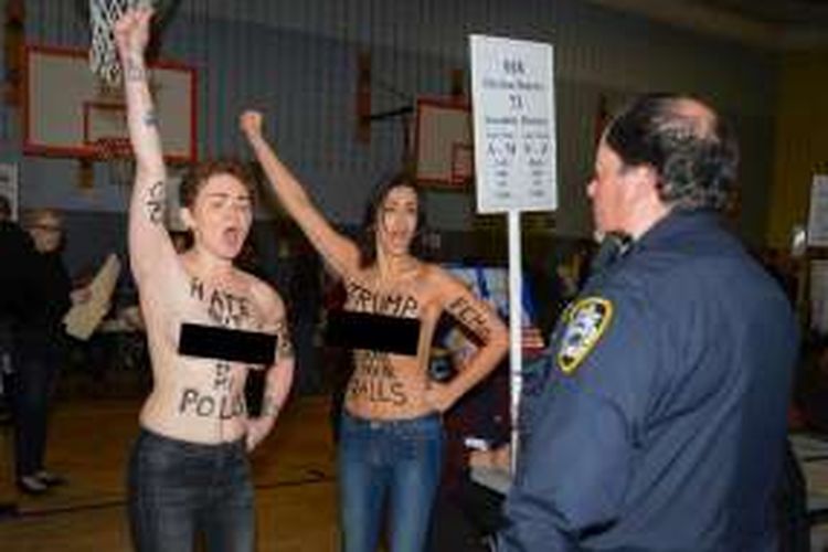 Dua wanita melakukan aksi pamer payudara di TPS sebagai bentuk protes terhadap Capres Republik Donald Trump 