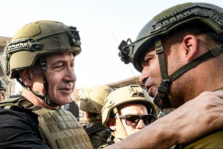 Perdana Menteri Israel Benjamin Netanyahu (kiri) saat bertemu tentara dari negaranya di lokasi yang tak disebutkan tepatnya di Jalur Gaza, Palestina, Minggu (26/11/2023).