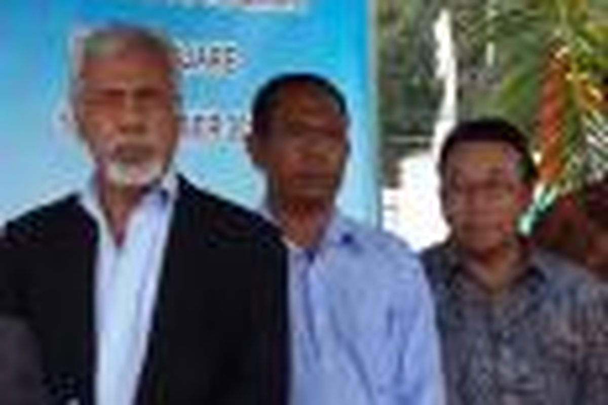 Perdana Menteri TimorLeste Xanana Gusmao (kiri),  Wakil Perdana Menteri Timor Leste Fernando La Sama de Araujo (tengah), dan Direktur Utama PT PP (Persero) Tbk Bambang Triwibowo (kanan), saat  ground breaking Pembangunan Gedung AGP Square di Dili, Timor Leste, Sabtu (16/11/2013).