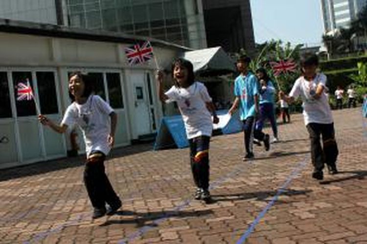 Siswa sekolah dasar bermain permainan tradisional di halaman Kedutaan Besar Inggris Jakarta Pusat, Rabu (18/42012). Kedutaan besar Inggris akan dibeli secara paksa oleh Pemda DKI Jakarta.